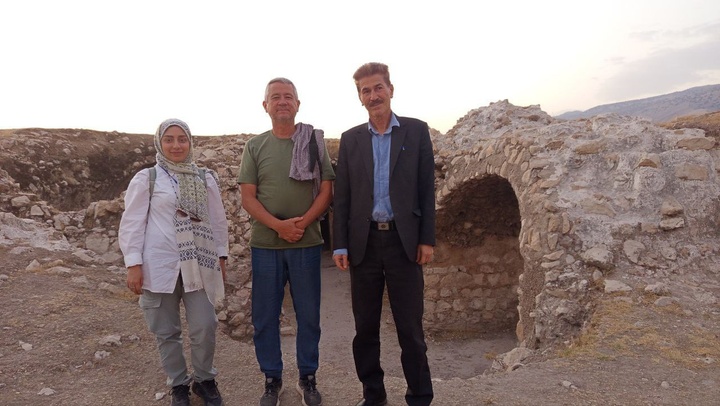 بازدید گردشگر یونانی از جاذبه‌های تاریخی و طبیعی آبدانان ایلام/ ظرفیت‌های گردشگری ایلام در مسیر معرفی جهانی