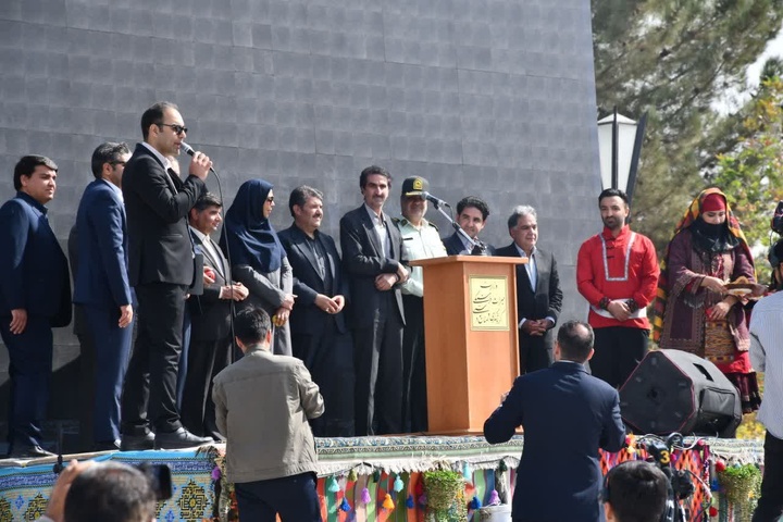 برپایی مراسم گرامیداشت روز ملی روستا و عشایر در جوار آرامگاه حکیم ابوالقاسم فردوسی