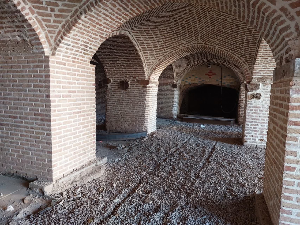 بازدید مدیرعامل صندوق توسعه و احیا از پروژه مرمت گراند هتل قزوین