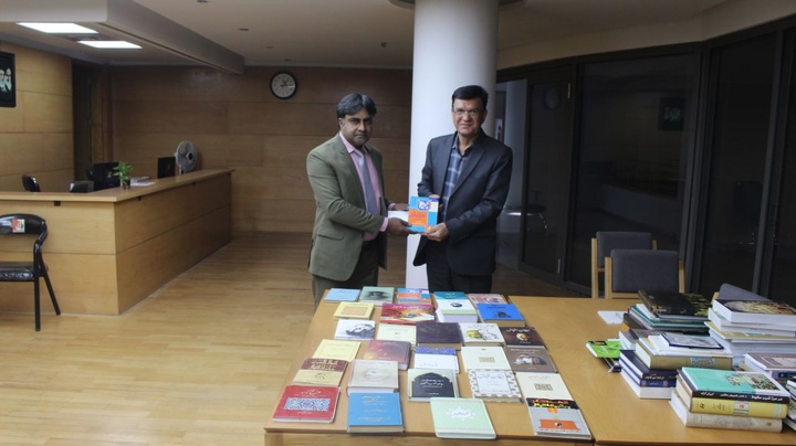 اهدای ۳۰ جلد کتاب به کتابخانه موزه بزرگ خراسان