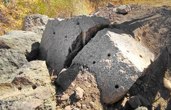 حفاری غیرمجاز در حوالی سنگ تاریخی ۲ تنی در بخش کندوان میانه/ حفاران با تصورات عوام‌فریبانه اقدام به حفاری کردند