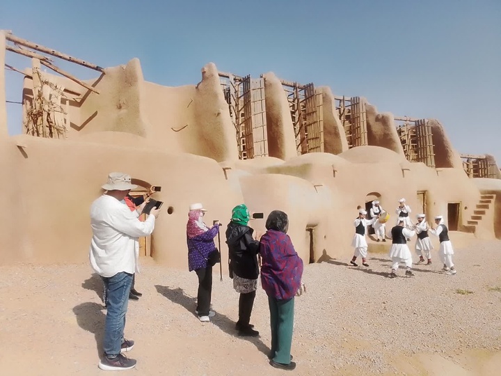 بازدید دومین گروه از گردشگران خارجی در مهرماه جاری از جاذبه های تاریخی شهرستان خواف
