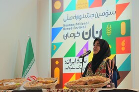 اهدای لوح «دبیری شهر ملی صنایع‌دستی» به شهردار کرمان در اختتامیه سومین جشنواره ملی نان در کرمان/ معاون صنایع‌دستی کشور: جشنواره نان بهانه‌ای برای همگرایی و نشان‌دهنده توجه به فرهنگ اصیل ماست