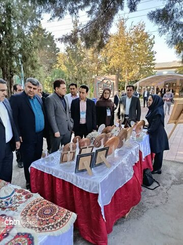رپایی نمایشگاه صنایع دستی در حاشیه نشست فرمانداران در ساوجبلاغ