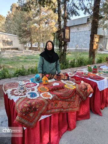 رپایی نمایشگاه صنایع دستی در حاشیه نشست فرمانداران در ساوجبلاغ