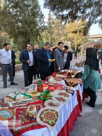 رپایی نمایشگاه صنایع دستی در حاشیه نشست فرمانداران در ساوجبلاغ