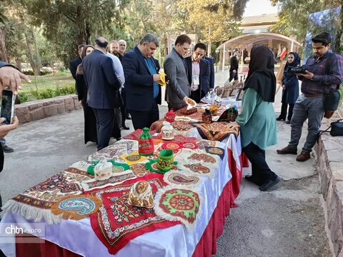 رپایی نمایشگاه صنایع دستی در حاشیه نشست فرمانداران در ساوجبلاغ