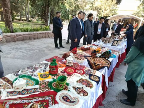 رپایی نمایشگاه صنایع دستی در حاشیه نشست فرمانداران در ساوجبلاغ