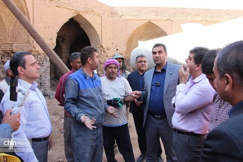 بازدید مسئولان اردکان از مرمت اضطراری قلعه تاریخی خرگوشی