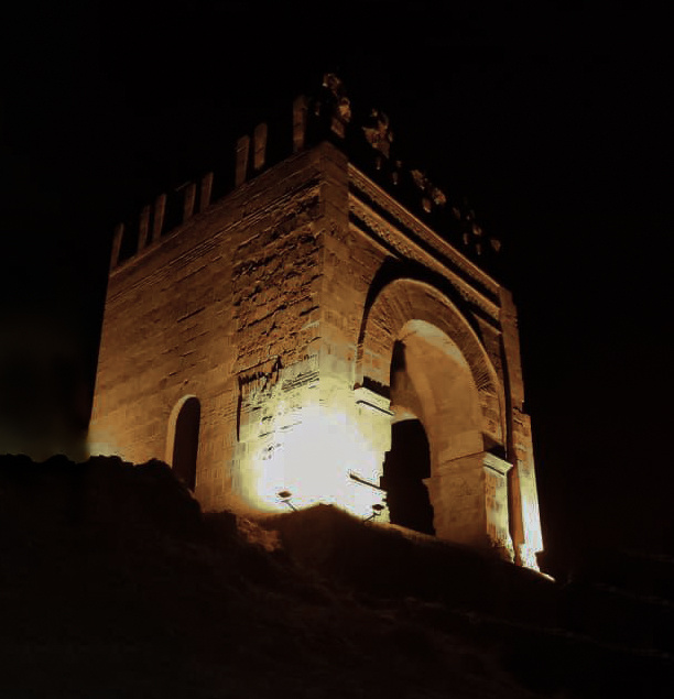 بهرهگیری از انرژی خورشیدی قلعه ضحاک را به نماد گردشگری سبز استان بدل می کند