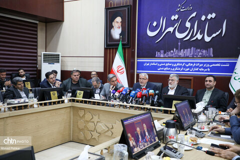 نشست مشترک صالحی‌امیری با سرمایه‌گذاران گردشگری و صنایع‌دستی