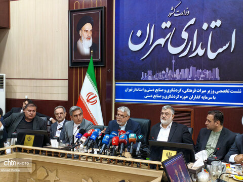 نشست مشترک صالحی‌امیری با سرمایه‌گذاران گردشگری و صنایع‌دستی