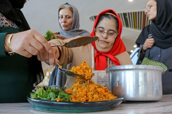 جشنواره منطقه‌ای «طعم امید ۵» با حضور توان‌یاران علاقه‌مند به آشپزی در بجنورد برگزار شد