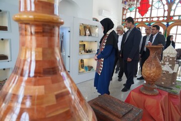 خانه‌های صنایع‌دستی کانون تولید عاطفه و ارتباط بین هنرمندان و صنعت باشد