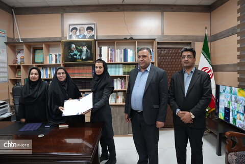 اهدای الواح ثبت ملی آثار منقول تمدن جیرفت به فرماندار