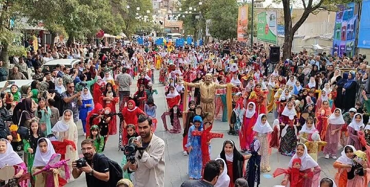 مریوان میزبان هنرمندان ایران و جهان/ تئاتر خیابانی با حضور گروههای داخلی و خارجی آغاز شد