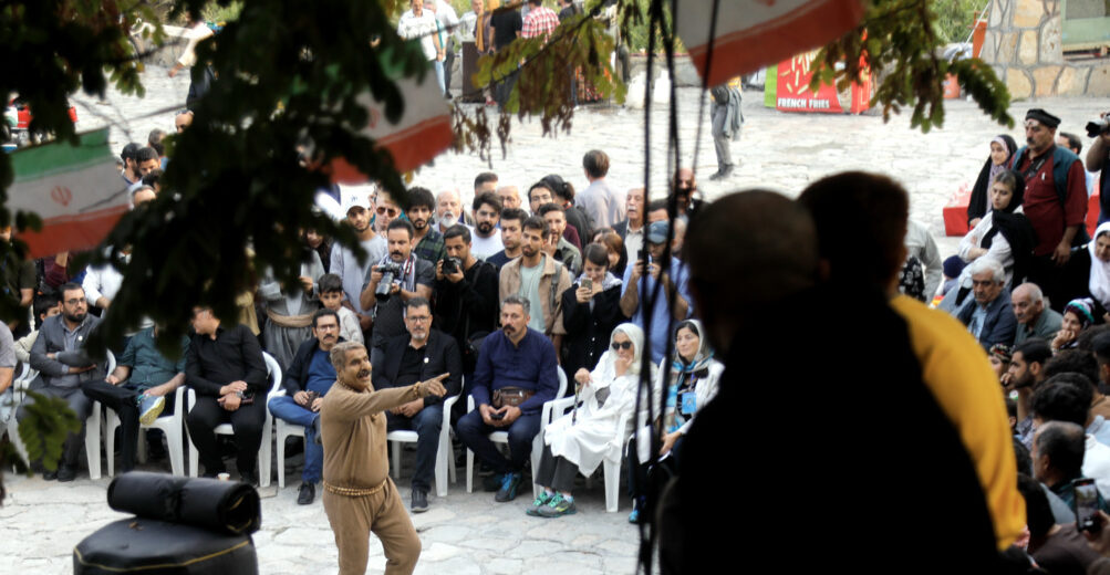 مریوان میزبان هنرمندان ایران و جهان/ تئاتر خیابانی با حضور گروههای داخلی و خارجی آغاز شد