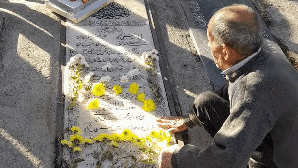 خوشنویسی که سنگ قبر خود را خطاطی کرد