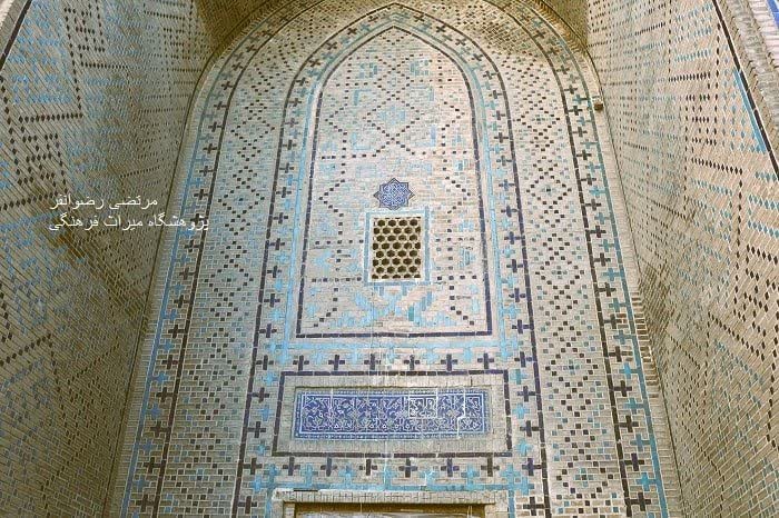 نام معمار اصفهانی و خوشنویس قزوینی بر مدرسه الغ‌بیگ