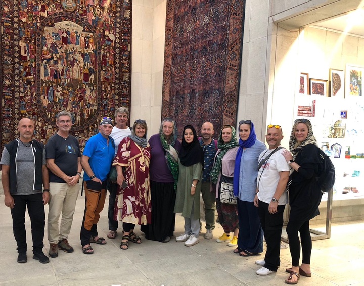 فرش نمادی منحصر به فرد و بسیار شاخص برای ایران و ایرانی است که به واسطه آن شهره جهان است.