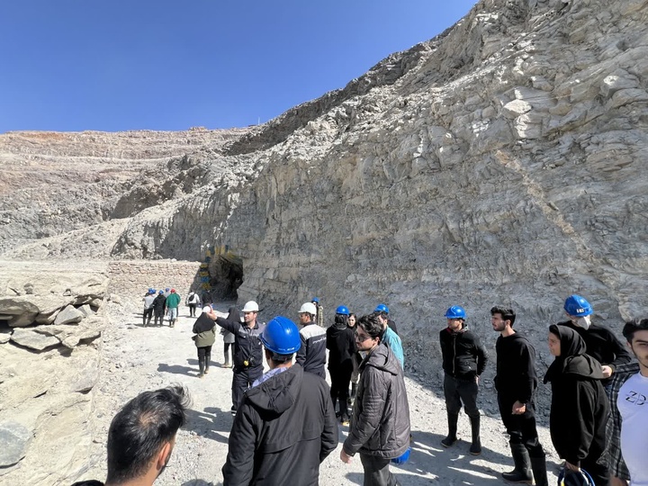 بازدید دانشجویان مهندسی معدن دانشگاه صنعتی همدان از مجتمع معدنی‌ و گردشگری انگوران