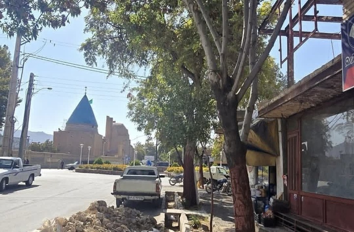 تخریب داوطلبانه بنای غیرمجاز در حریم درجه‌یک مجموعه تاریخی بسطام