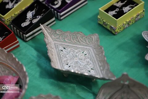 نمایشگاه صنایع دستی در مراسم کنگره ملی سراسری شهدای اصناف، بازاریان و فعالان اقتصادی استان زنجان و شهدای نانوا در حسينه اعظم زنجان