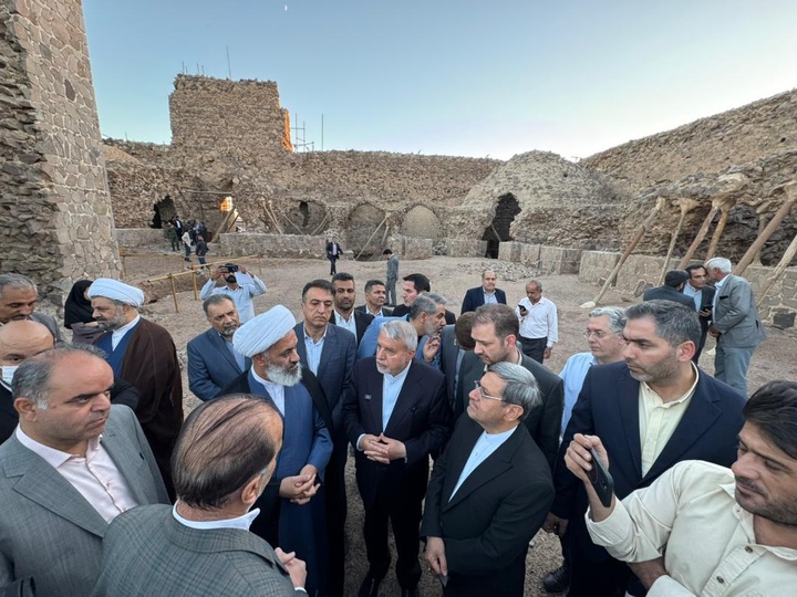 تاکید وزیر میراث‌فرهنگی بر احیای قلعه سنگی پرند/ صالحی‌امیری: پرند جسمی مدرن و روحی تاریخی دارد که باید احیا شود