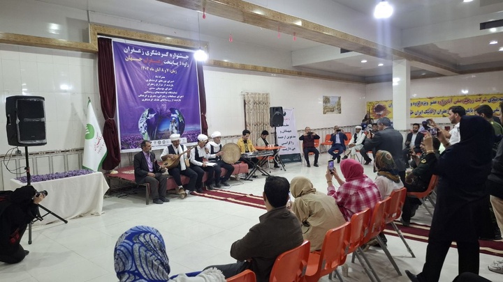 مسافران تور آشناسازی گردشگری زعفران به زاوه رسیدند