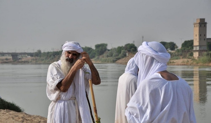 در «دهوا حنینا»، به چشم گردشگران، کارون سفیدپوش می‌شود
