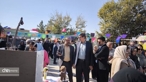 جشنواره انار در روستای تاریخی سریزد برگزار شد