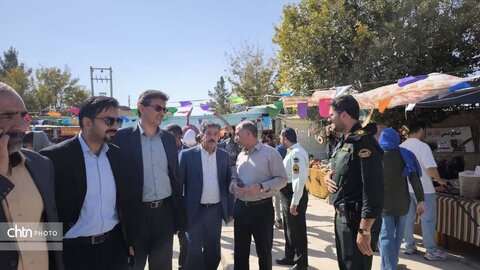 جشنواره انار در روستای تاریخی سریزد برگزار شد