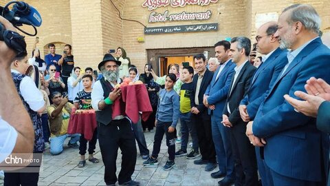 جشنواره انار در روستای تاریخی سریزد برگزار شد