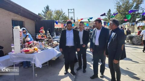 جشنواره انار در روستای تاریخی سریزد برگزار شد