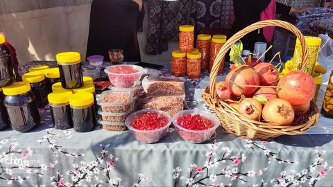 جشنواره انار در روستای تاریخی سریزد برگزار شد