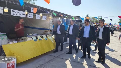 جشنواره انار در روستای تاریخی سریزد برگزار شد