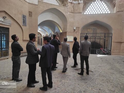 بررسی وضعیت مسیرهای ورودی و معابر محله دارالشفا و بازار چارسوق در بافت تاریخی یزد