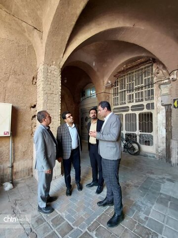 بررسی وضعیت مسیرهای ورودی و معابر محله دارالشفا و بازار چارسوق در بافت تاریخی یزد