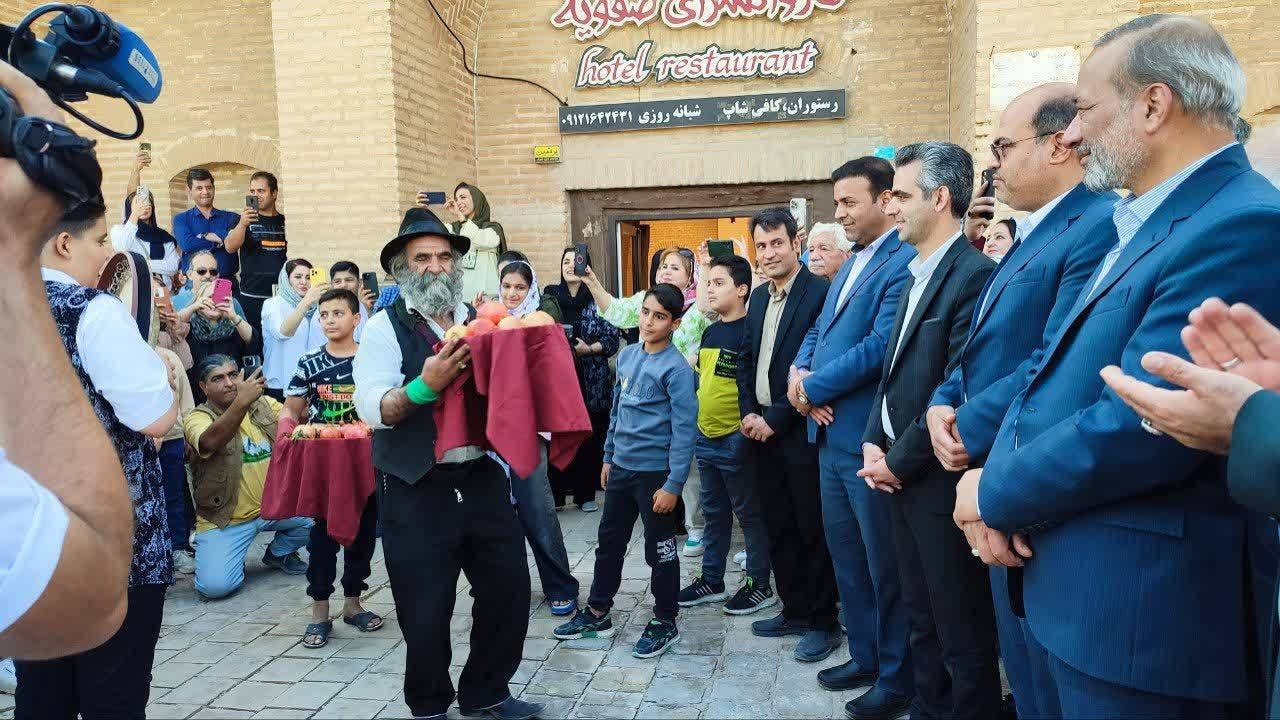 جشنواره انار روستای سریزد برگزار شد