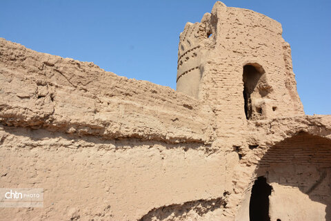 بازدید مدیرکل میراث‌فرهنگی استان از کارگاه بازخوانی روابط انسان و محیط در روستاهای تاریخی فهرج و خویدک