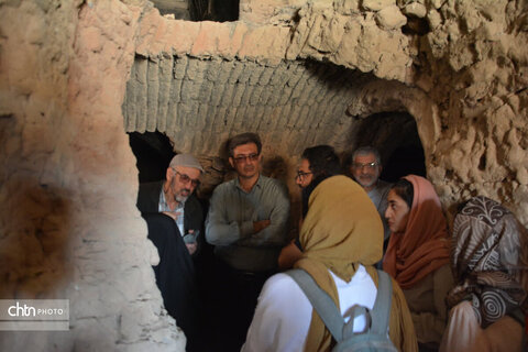 بازدید مدیرکل میراث‌فرهنگی استان از کارگاه بازخوانی روابط انسان و محیط در روستاهای تاریخی فهرج و خویدک