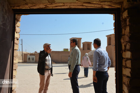 بازدید مدیرکل میراث‌فرهنگی استان از کارگاه بازخوانی روابط انسان و محیط در روستاهای تاریخی فهرج و خویدک