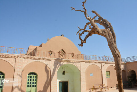 بازدید مدیرکل میراث‌فرهنگی استان از کارگاه بازخوانی روابط انسان و محیط در روستاهای تاریخی فهرج و خویدک