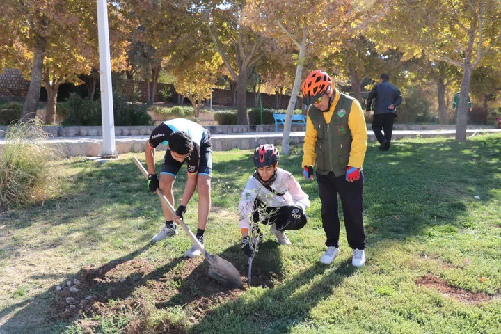 کاشت درخت صلح و دوستی توسط دوچرخه‌سوار جهانگرد در بجنورد