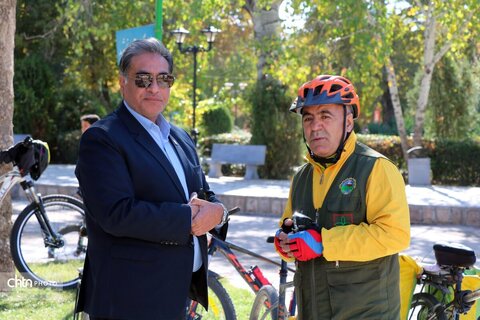 ثبت پیام دوستی در بجنورد؛ کاشت درخت توسط دوچرخه‌سوار جهانگرد در بش‌قارداش