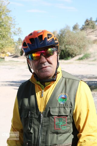 ثبت پیام دوستی در بجنورد؛ کاشت درخت توسط دوچرخه‌سوار جهانگرد در بش‌قارداش