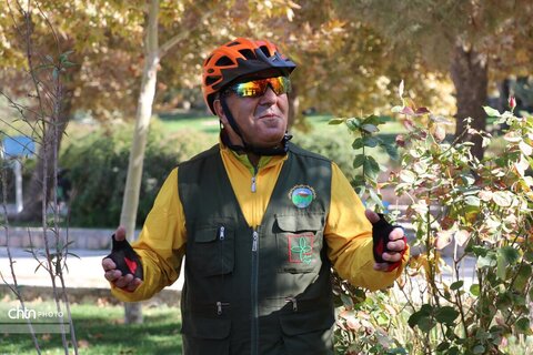 ثبت پیام دوستی در بجنورد؛ کاشت درخت توسط دوچرخه‌سوار جهانگرد در بش‌قارداش