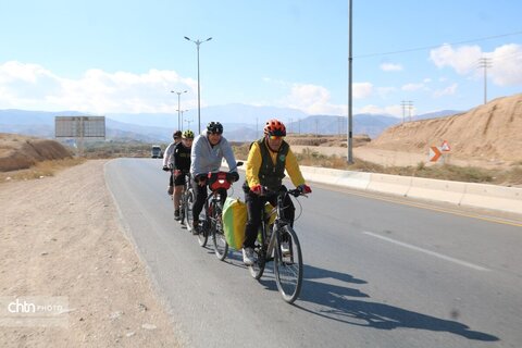 ثبت پیام دوستی در بجنورد؛ کاشت درخت توسط دوچرخه‌سوار جهانگرد در بش‌قارداش