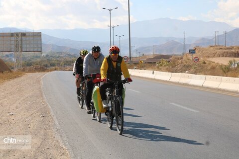 ثبت پیام دوستی در بجنورد؛ کاشت درخت توسط دوچرخه‌سوار جهانگرد در بش‌قارداش