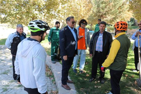 ثبت پیام دوستی در بجنورد؛ کاشت درخت توسط دوچرخه‌سوار جهانگرد در بش‌قارداش